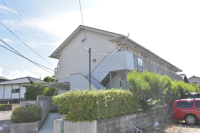 建物入口部分にLED電灯を設置。夜間も建物全体を明るく照らしています。