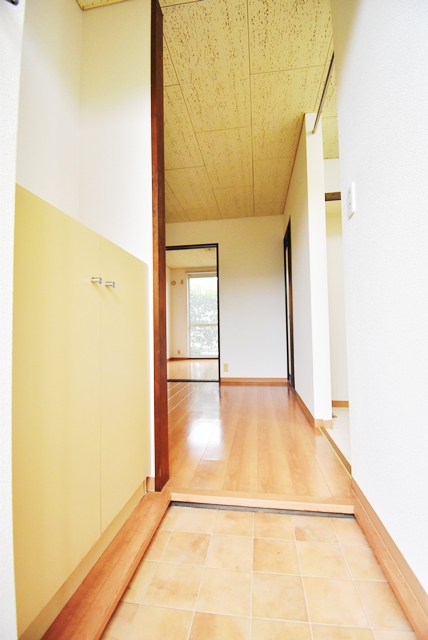 玄関部分。2020年床面フローリング貼替済。玄関口に下駄箱設置