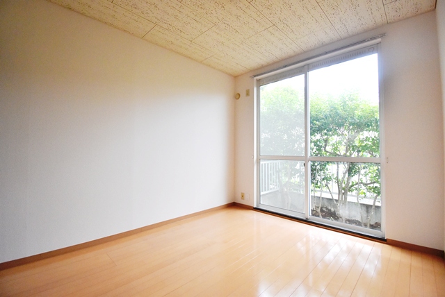 洋室部分。2020年床面フローリング貼替済。2025年壁クロス張替済。