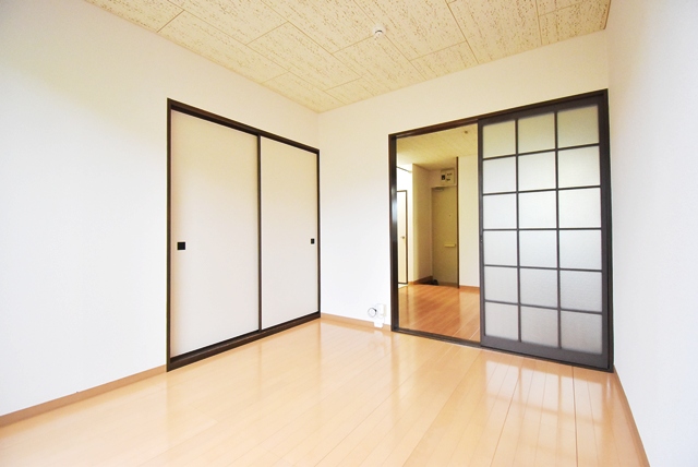 洋室部分。2020年床面フローリング貼替済。2025年壁クロス張替済。