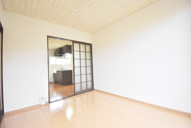 洋室部分。2020年床面フローリング貼替済。2025年壁クロス張替済。