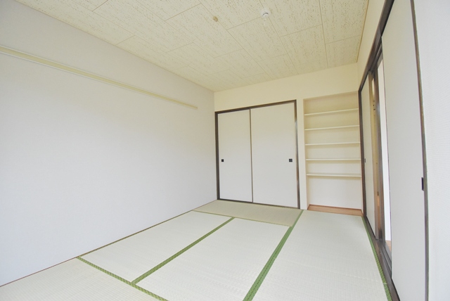 和室部分。2025年畳表替・襖張替貼替済。一間の押入有。その横に棚のある物入を設置。書棚としても使用可能です。