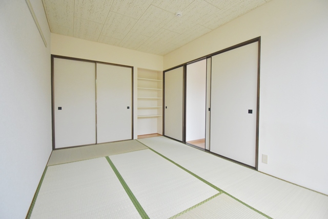 和室部分。2025年畳表替・襖張替貼替済。一間の押入有。その横に棚のある物入を設置。書棚としても使用可能です。