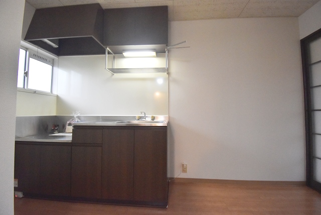 キッチン部分。キッチンに窓有。