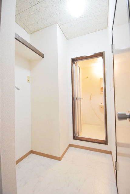 洗濯機置場、脱衣所部分。2025年床面張替済。