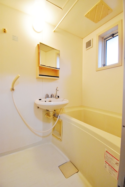 浴室部分。浴室内に洗面台あり。浴室にも窓有。