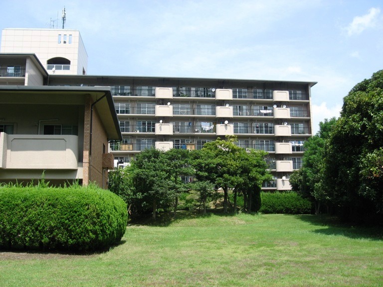 みどり溢れるシニアマンションです。