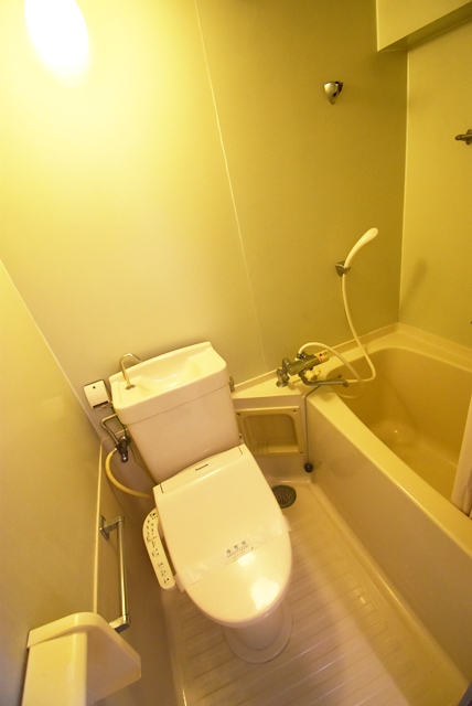 バス・トイレ同室。「別がよい」とお考えの方につきましては、1Fに共用大浴場がございます。こちらで、ゆっくり、のんびりと楽しめます。