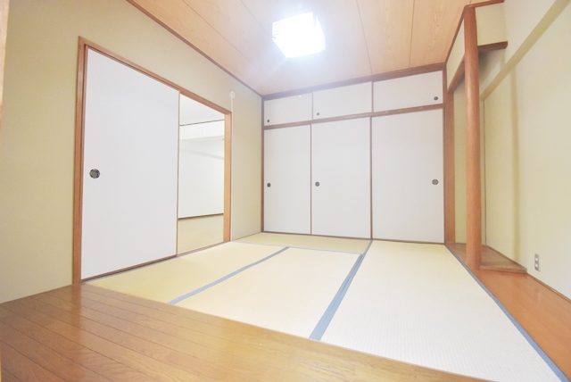 一間半の押し入れ・天袋のついた和室。畳表替を行ってお貸しいたします。