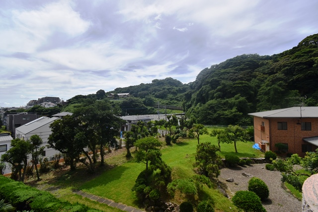 バルコニーからの眺望。南向き。緑の多い眺望感です。静かな環境です。愛宕神社も見えます。