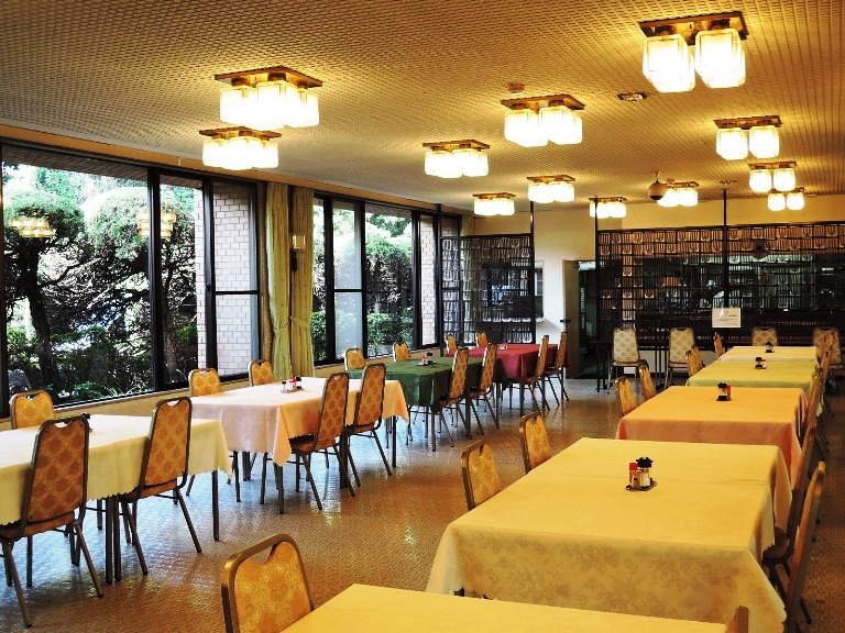 広い食堂。皆様で楽しくお食事はいかかですか。
