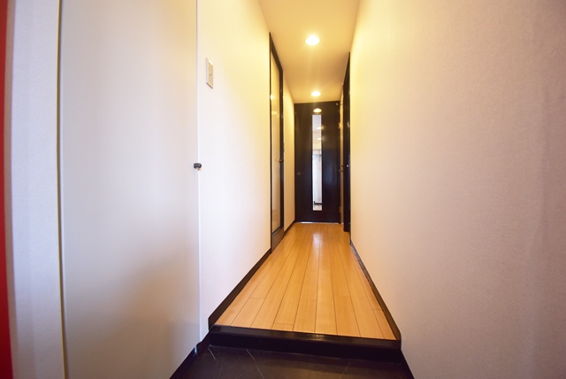 玄関部分。現在、退居直後につき、同タイプの別のお部屋の室内状況です。