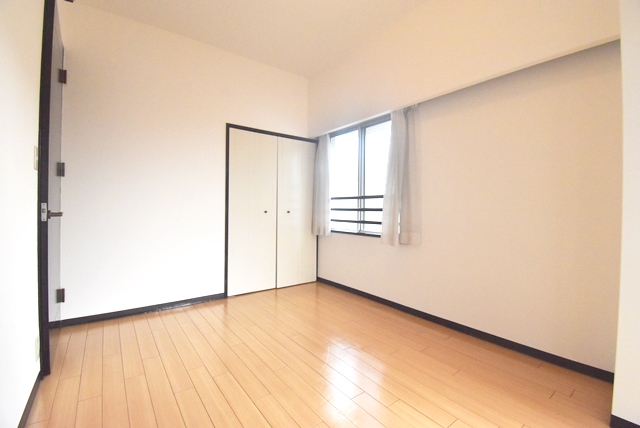 洋室部分。現在、退居直後につき、同タイプの別のお部屋の室内状況です。
