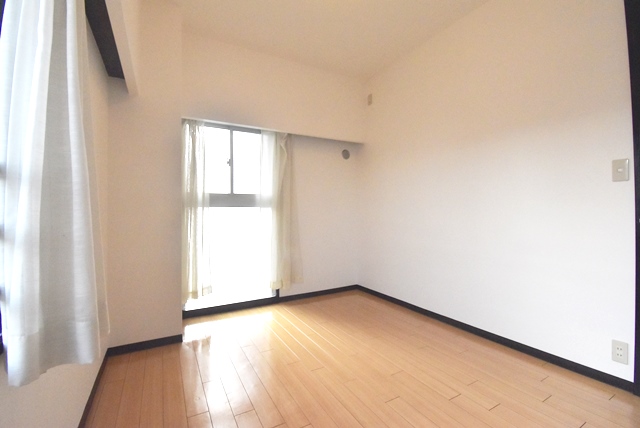 洋室部分。現在、退居直後につき、同タイプの別のお部屋の室内状況です。