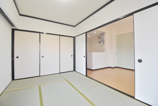 二面採光の和室部分。一間半の押入あり。収納多くございます。(現在、退居直後につき、同タイプの別のお部屋の室内状況です。)