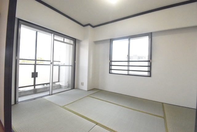 二面採光の和室部分。一間半の押入あり。収納多くございます。(現在、退居直後につき、同タイプの別のお部屋の室内状況です。)