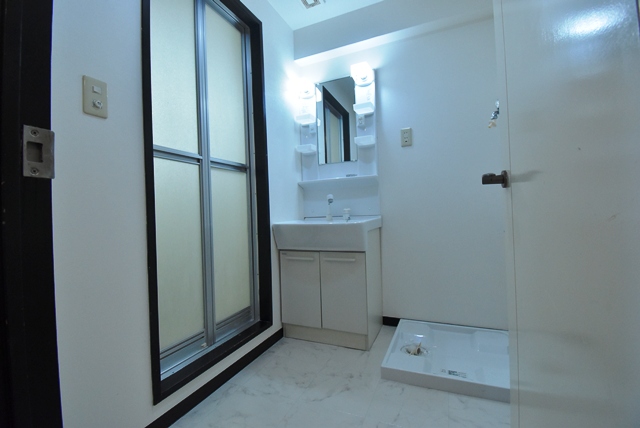 洗面脱衣所部分。2020年キッチン新調、洗濯機パン交換。2025年9月床面壁・天井張替済