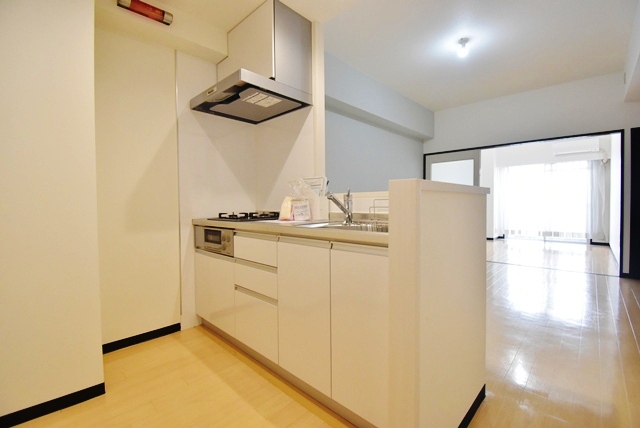 2020年キッチン新調交換済。オープンカウンターキッチンに変更しています。