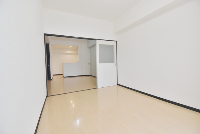 洋室部分。2020年床面フロアタイル貼付。2025年9月、壁・天井クロス張替済。仕切戸を外したら、約16帖のLDKとしても使用できます。