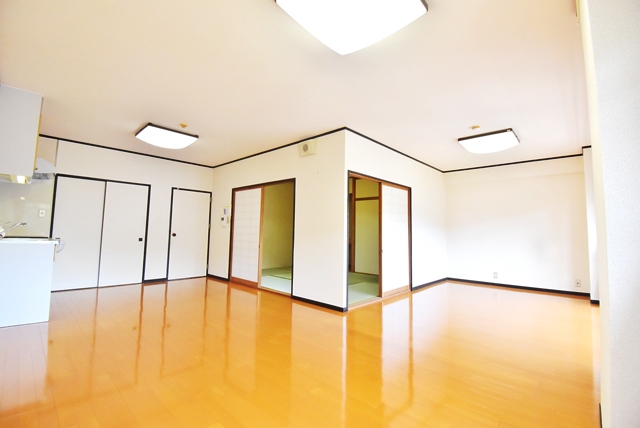 LDK部分。キッチンは1度全面新調交換しております。床面フローリング。美装工事済