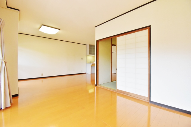 LD部分。床面フローリング。壁クロス張替、美装工事済