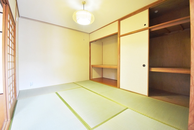 和室部分。床の間を物入に改装。2024年畳表替、改修工事、美装工事済。