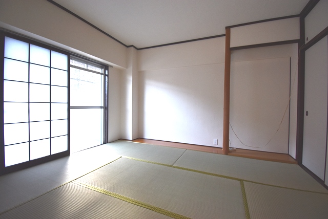 和室部分。畳表替、襖、障子張替。壁・天井クロス張替。