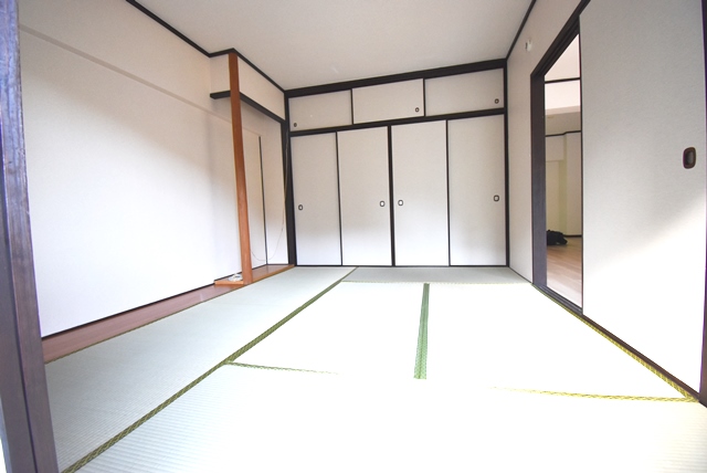 和室部分。畳表替、襖、障子張替。壁・天井クロス張替。約二間の押入、天袋有。床の間もございます。