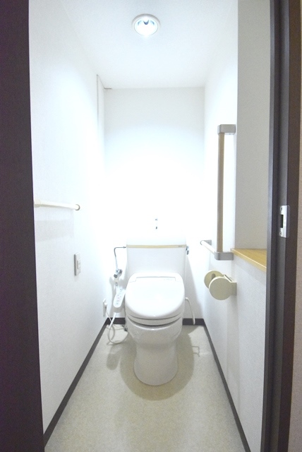 バス・トイレ別室に改造済。今回、床・壁・天井張替工事を行っております。