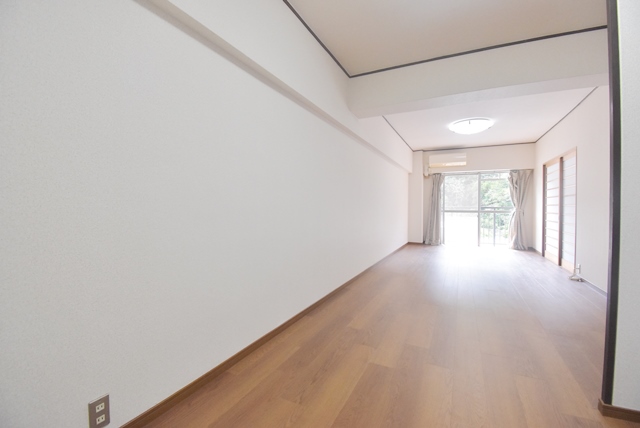 リビング部分。床・壁・天井張替工事済。