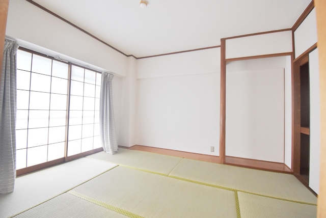 床の間有の和室部分。壁・天井張替、襖・障子貼替、畳表替済。