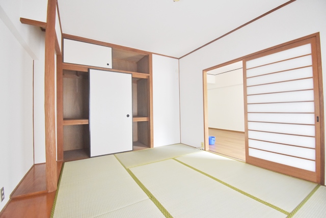 床の間有の和室部分。天袋付の一間の押入有。壁・天井張替、襖・障子貼替、畳表替済。