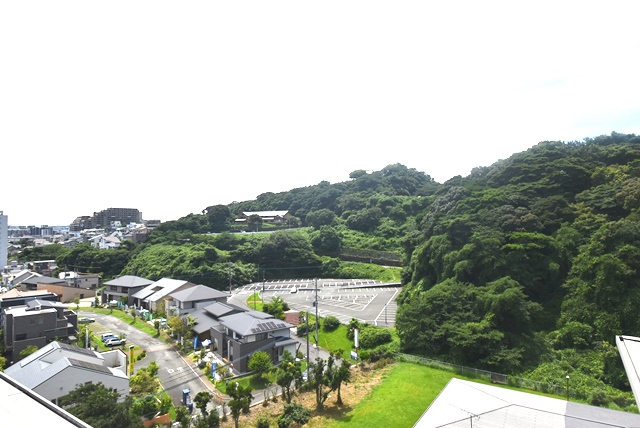 バルコニー側からの眺望です。上の方に愛宕神社も見えます。
